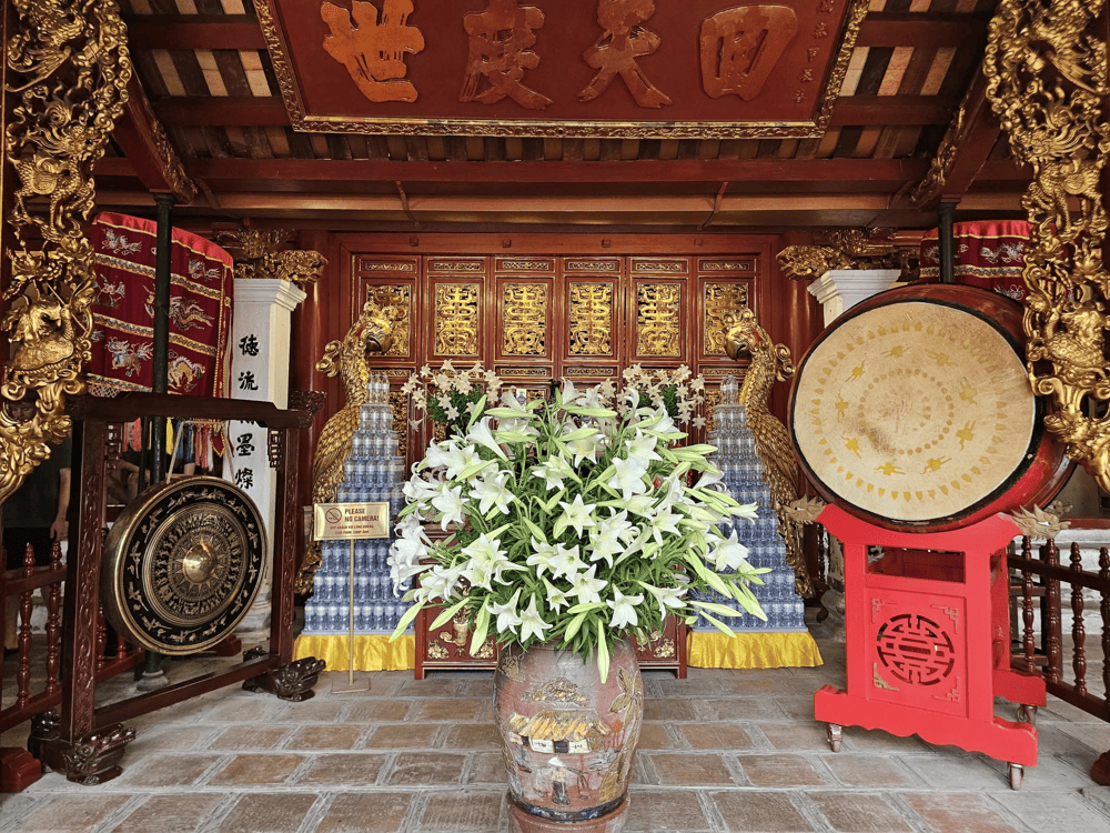 The Altars are gilded in red and gold in the style of the pagoda architecture of Northern culture (Source: Fanpage Đền Ngọc Sơn và khu vực hồ Hoàn Kiếm)